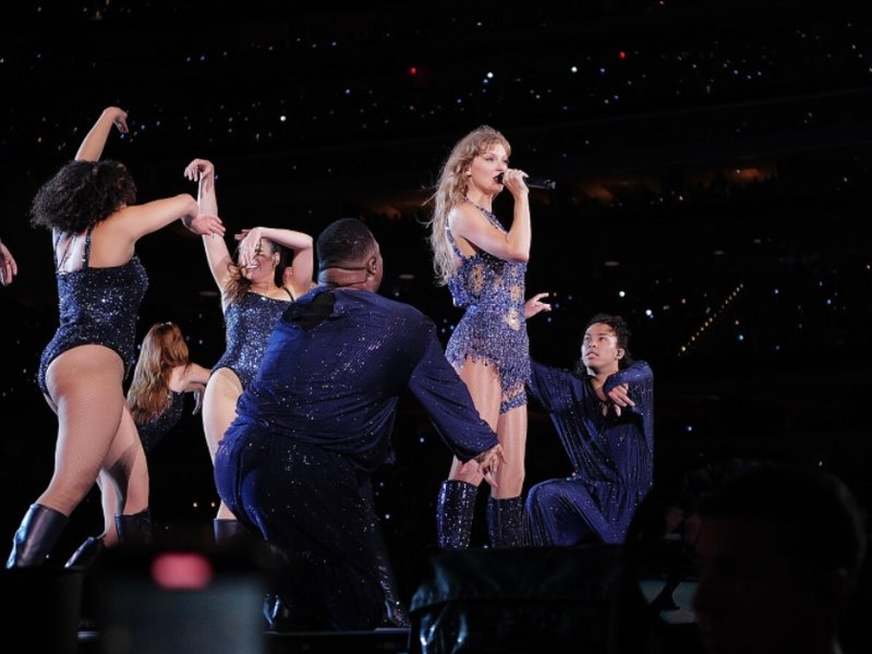 2048px-taylor_swift_the_eras_tour_midnights_era_set_53109602976_1_1.jpg