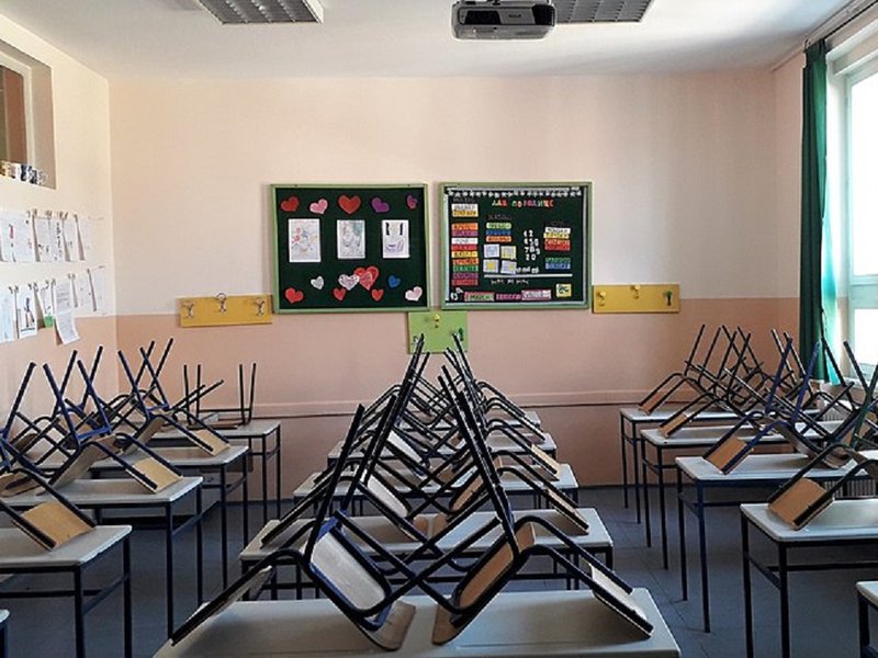 800px-empty_classroom_2020.jpg
