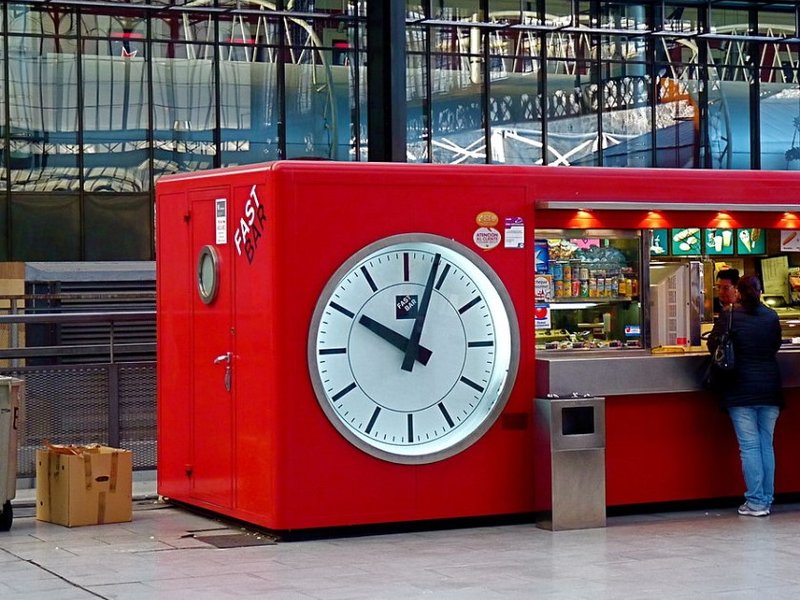 a_quick_snack!_fast_bar_clock_in_the_principe_pío_station_in_madrid_spain_resize.jpg