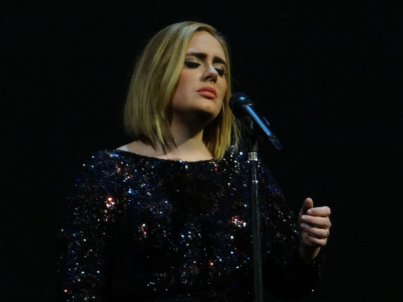 adele_adele_live_2016_-_nashville_dsc04885_29781175243-fotor-20231124144927.png