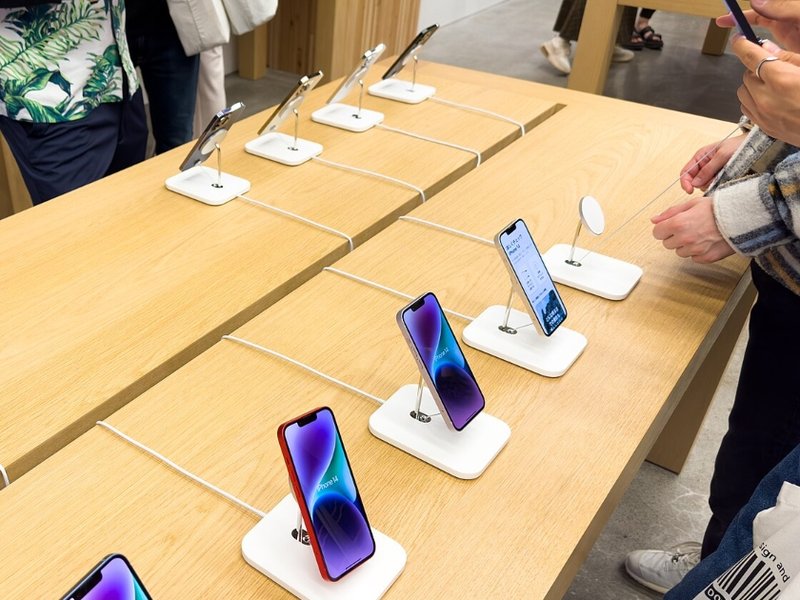 apple_store-_cropped.jpg