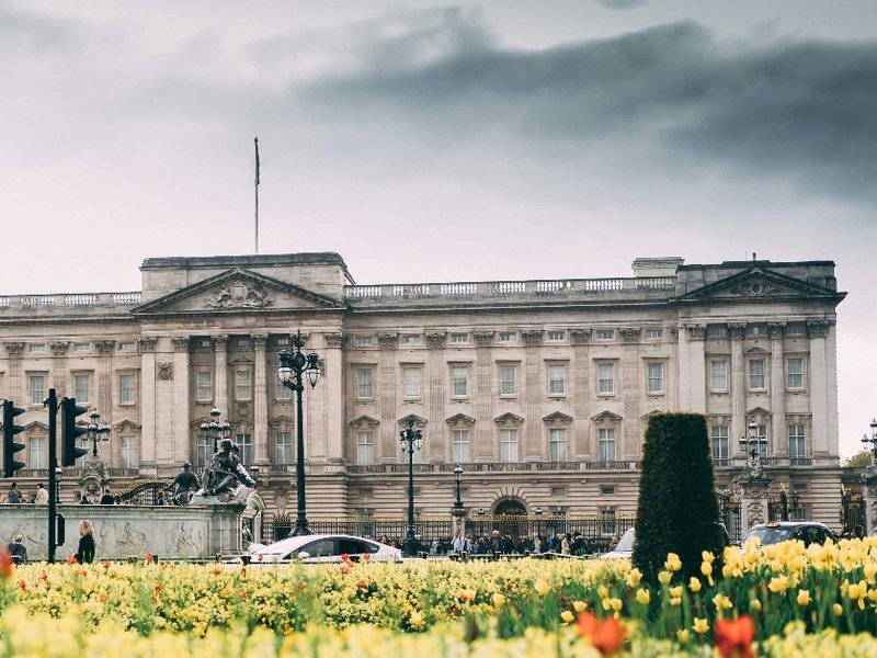 buckingham_palace-cropped.jpg