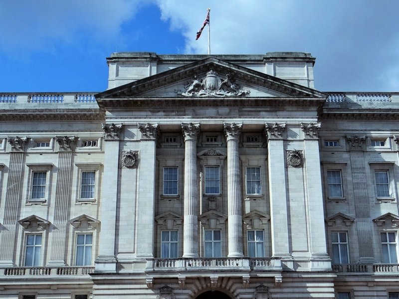 buckingham_palace_resized.jpg
