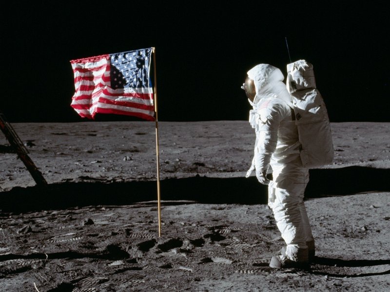 buzz_aldrin_and_the_u.s._flag_on_the_moon_-_gpn-2001-000012_(1).jpg