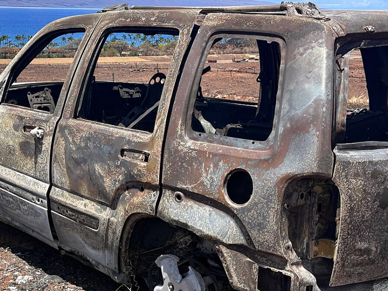 car_burned_in_lahaina,_hawaii_following_wildfire-fotor-20230824154712.png