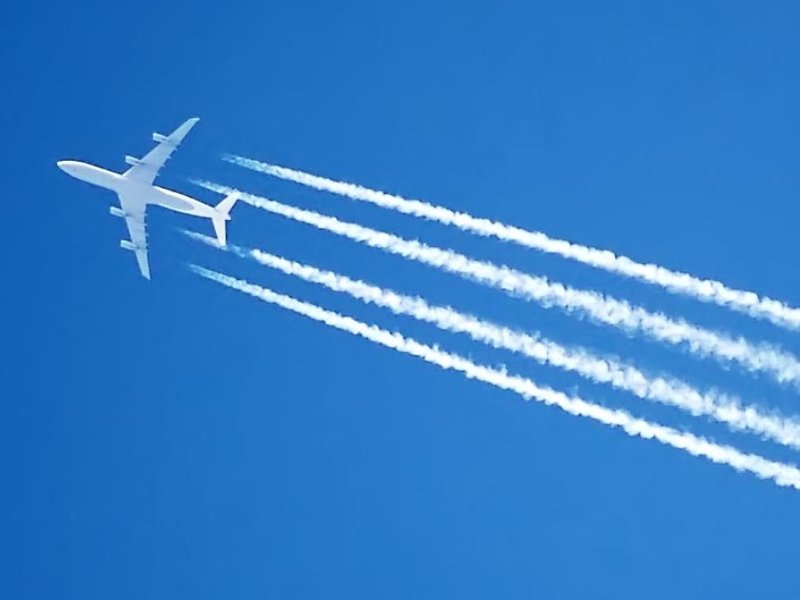 contrail.fourengined.arp_(1).jpg