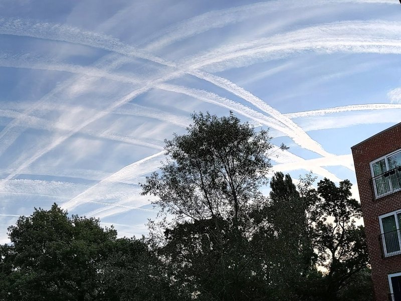 contrails_2_(1).jpg