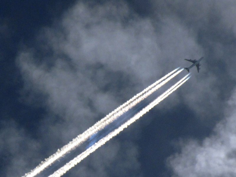 contrails_resized.jpg