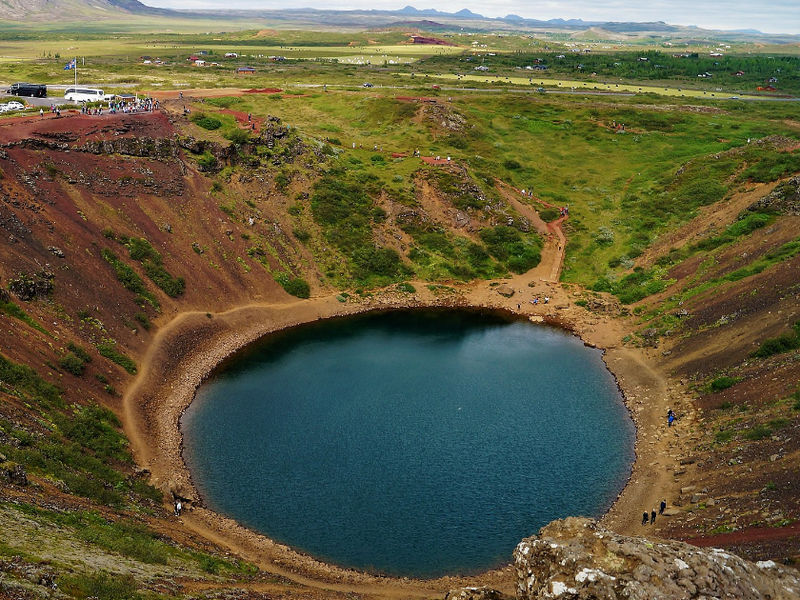 kerið_crater_lake_view_from_crater_rim_towards_parking_lot.png