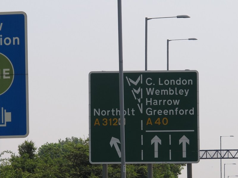 low_emission_zone_reminder_road_sign_at_northolt_-_geograph.org.uk_-_2968994.jpg