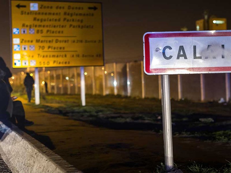 migrants-refugees-calais-facebook.jpg
