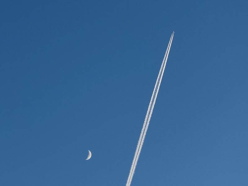 plane_trail_resized.jpg