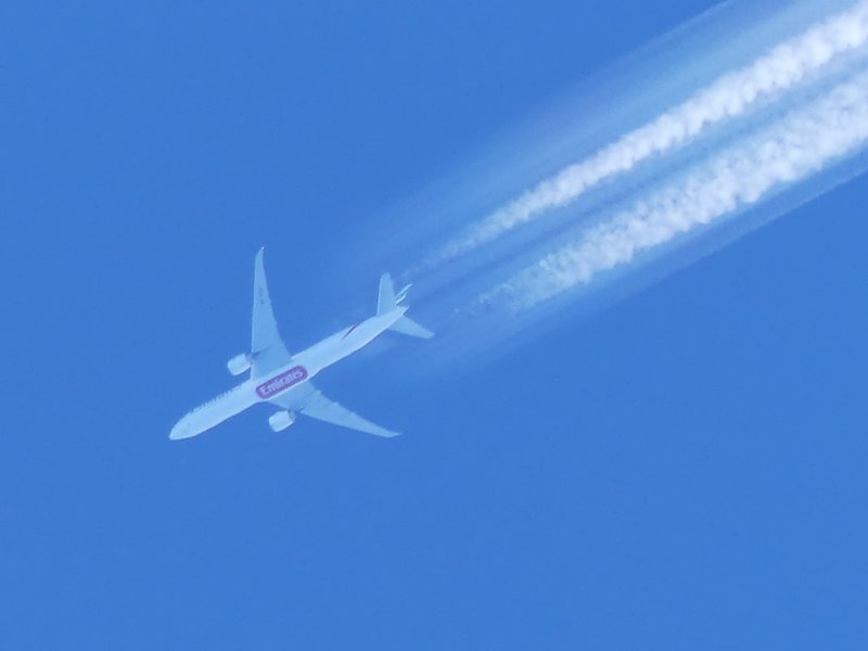 plane_trails_resized.jpg