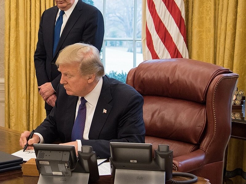 president_donald_trump_and_robert_lighthizer.jpg