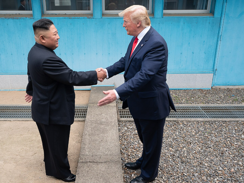 president_trump_meets_with_chairman_kim_jong_un_(48162628746)-fotor-20231026162425.png