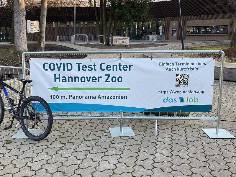 signpost_to_the_covid-19_test_center_in_hannover_zoo.jpg