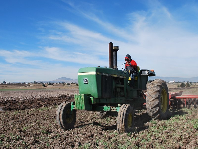 tractor_resized.jpg