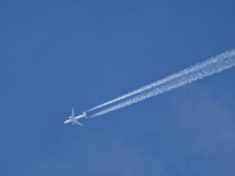 vapor_trail_in_the_sky_-_5_(1).jpg