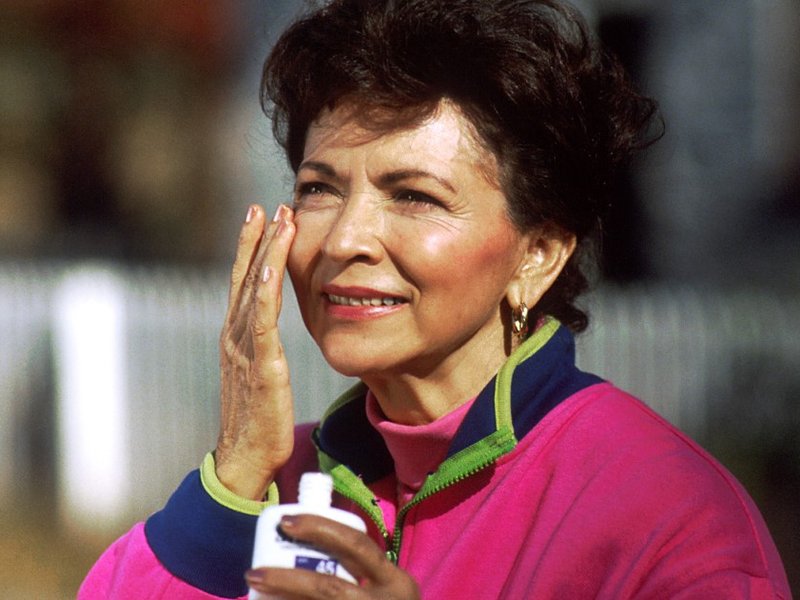 woman_applying_sunscreen_resize.jpg